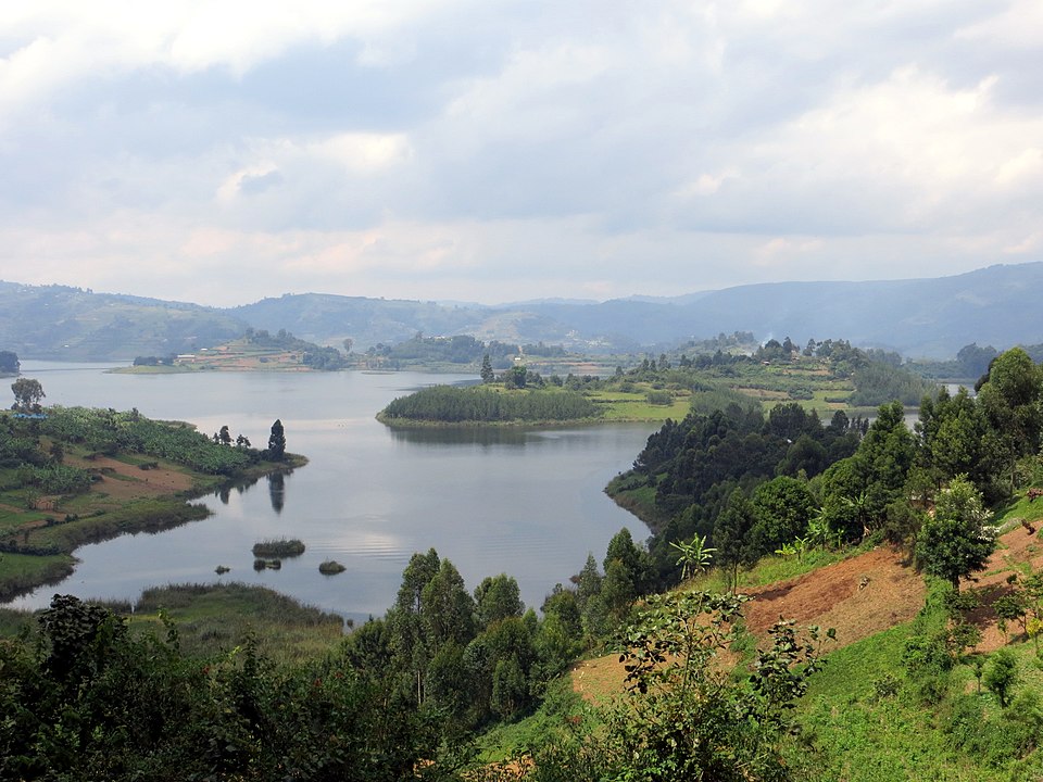 Photo of Lake Bunyonyi, Uganda. Wikimedia Commons.